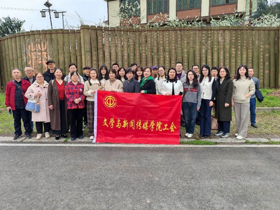 一群人站在房子前 AI 生成的内容可能不正确。